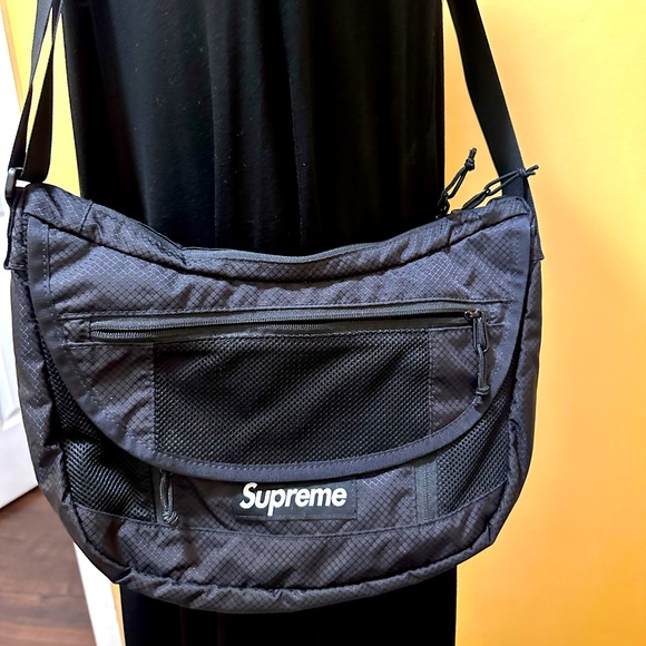 Pre-loved great condition Supreme shoulder bag with adjustable straps. - Picture 1 of 6